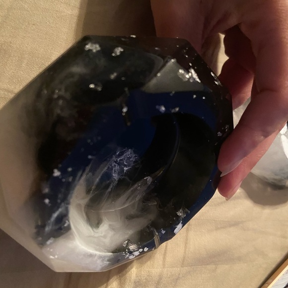Handmade resin ashtray - Picture 3 of 3